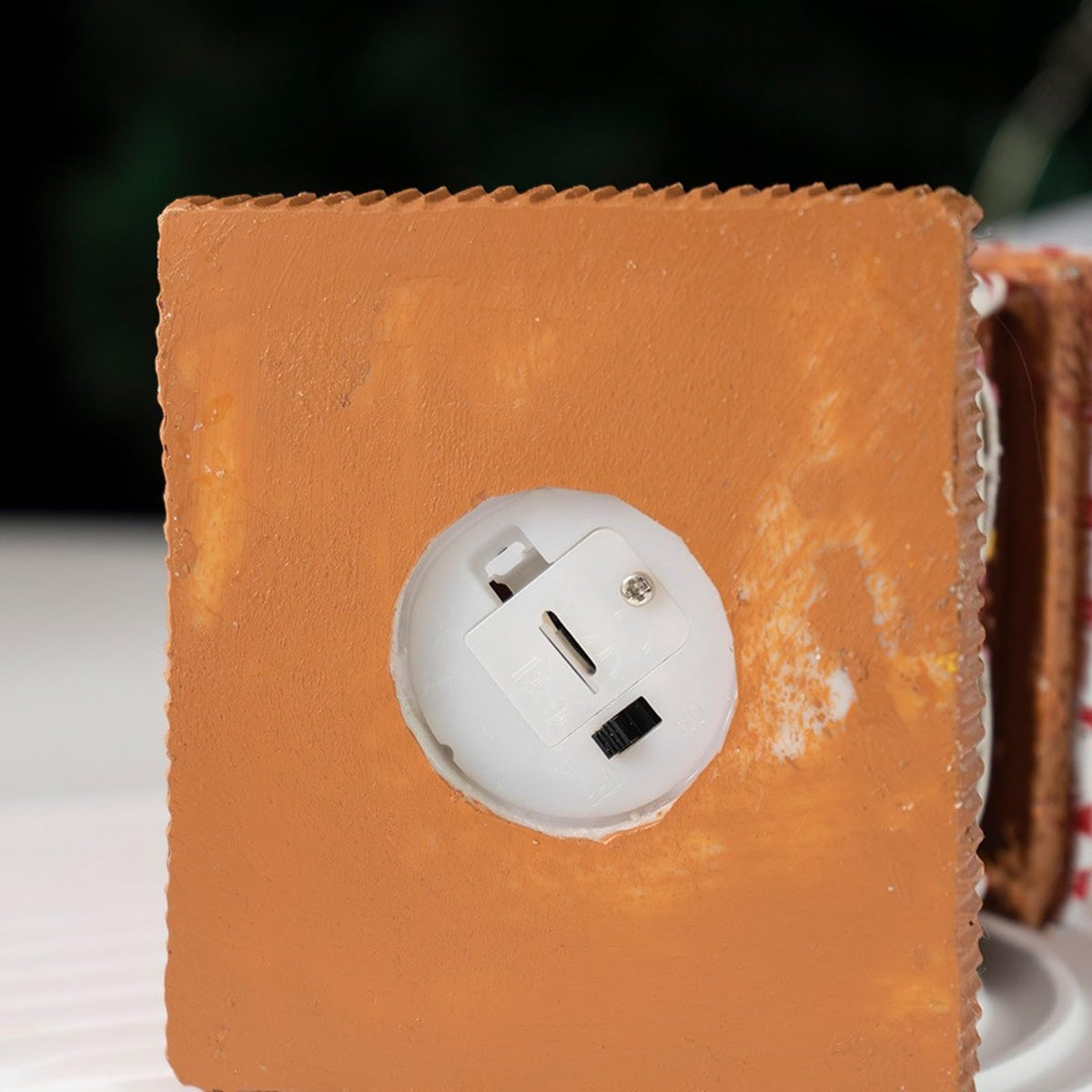 Resin Christmas House Sculpture – Modern Holiday Tabletop Decoration for Living Rooms, TV Cabinets and Festive Displays
