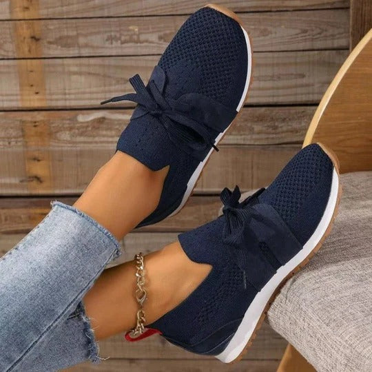 Low-Top Training Sneakers with Cushioned Sole and Adjustable Lace Closure