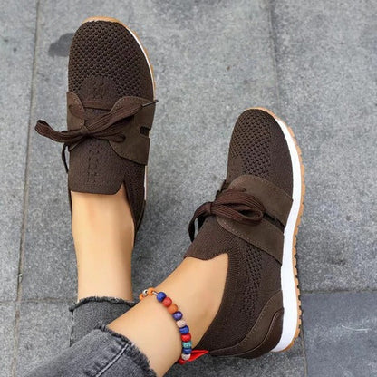 Low-Top Training Sneakers with Cushioned Sole and Adjustable Lace Closure