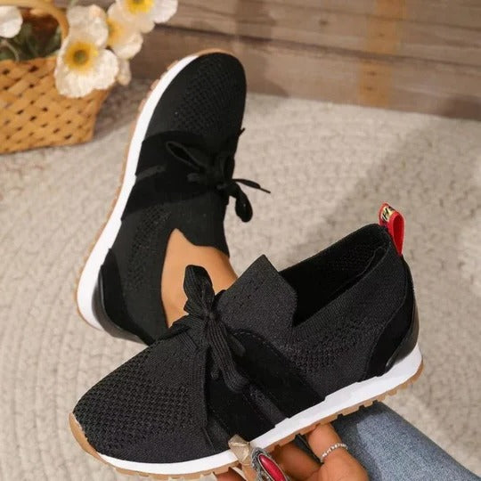 Low-Top Training Sneakers with Cushioned Sole and Adjustable Lace Closure